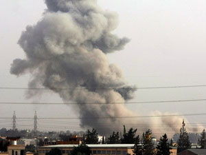 Khói bốc lên sau cuộc không kích của NATO tại Tajura, ngoại ô Tripoli.